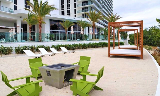 16385 BISCAYNE BLVD 303, Sunny Isles Beach, FL 33160