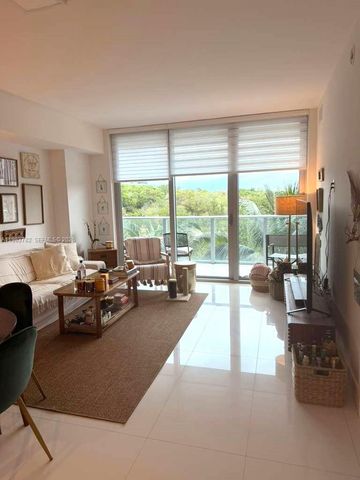 16385 BISCAYNE BLVD 303, Sunny Isles Beach, FL 33160