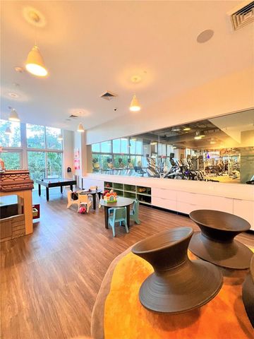 16385 BISCAYNE BLVD 303, Sunny Isles Beach, FL 33160