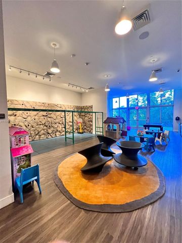 16385 BISCAYNE BLVD 303, Sunny Isles Beach, FL 33160