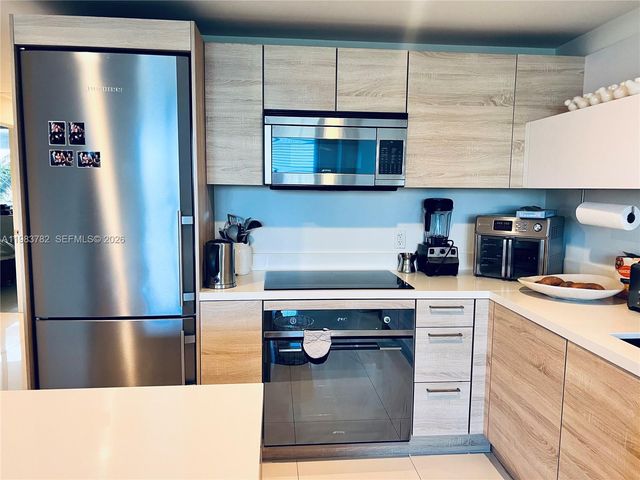 16385 BISCAYNE BLVD 303, Sunny Isles Beach, FL 33160