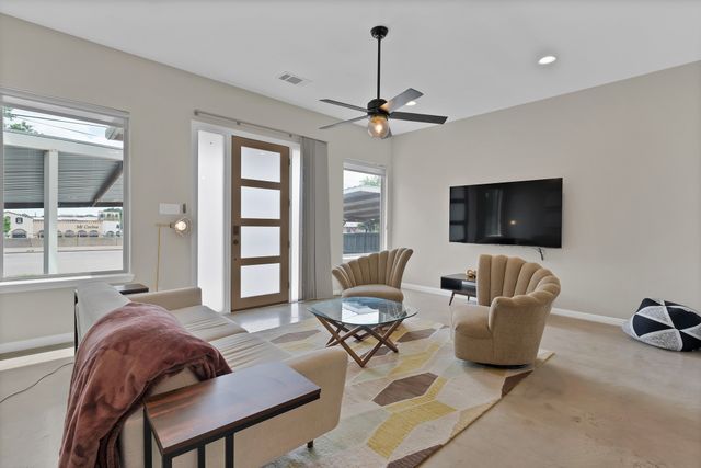 4633 Calmont Avenue, Fort Worth, TX 76107