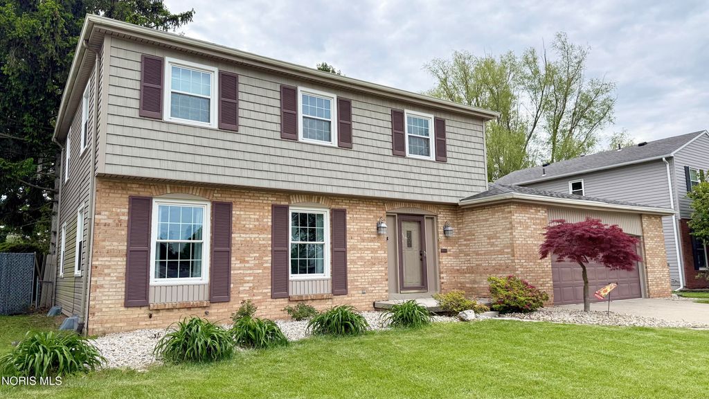 1215 Eastland Drive, Oregon, OH 43616