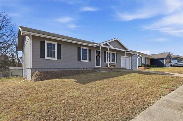 315 NE 4th Terrace, Oak Grove, MO 64075