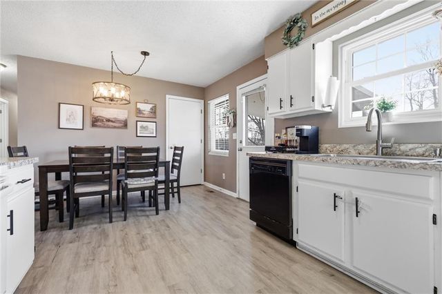 315 NE 4th Terrace, Oak Grove, MO 64075