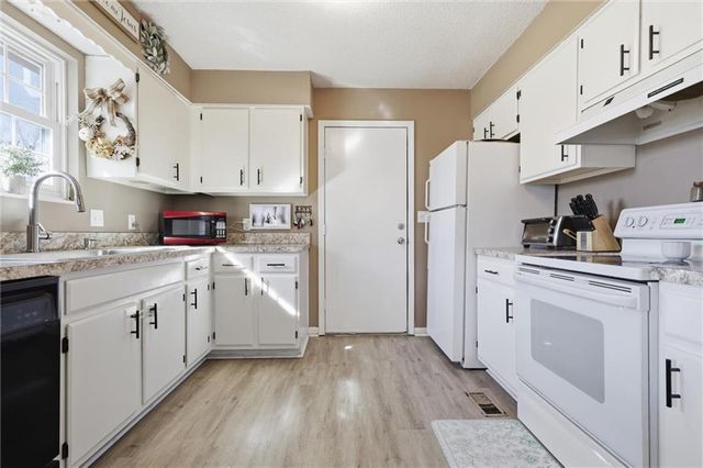 315 NE 4th Terrace, Oak Grove, MO 64075