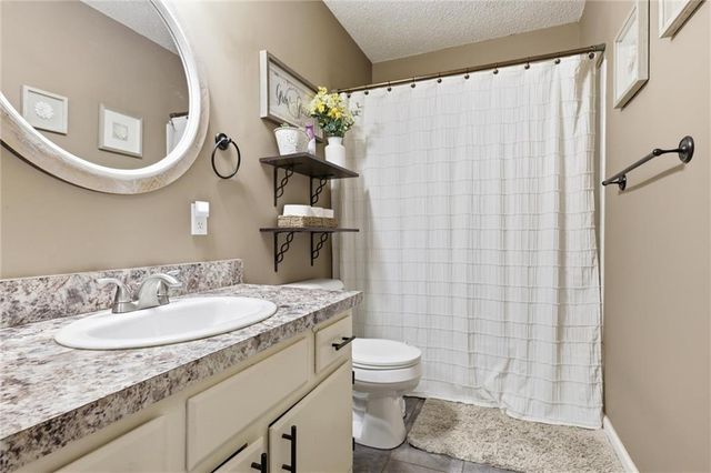 315 NE 4th Terrace, Oak Grove, MO 64075