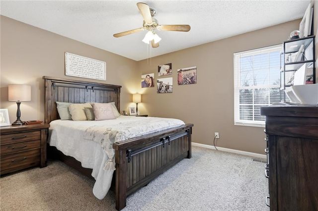 315 NE 4th Terrace, Oak Grove, MO 64075