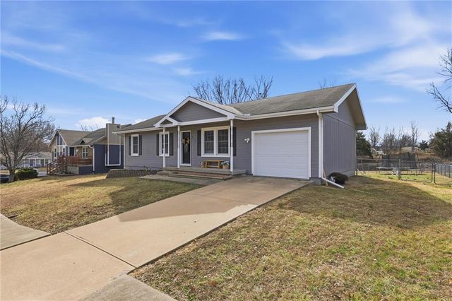 315 NE 4th Terrace, Oak Grove, MO 64075