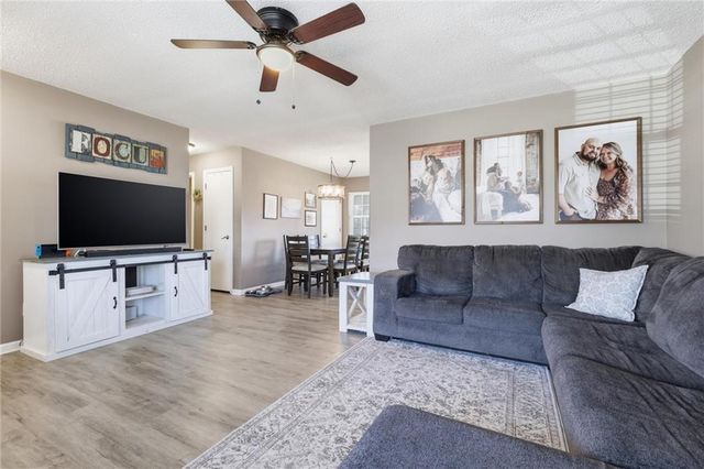 315 NE 4th Terrace, Oak Grove, MO 64075