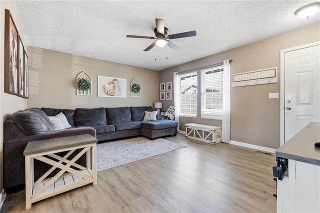 315 NE 4th Terrace, Oak Grove, MO 64075