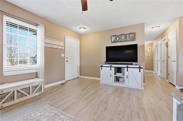 315 NE 4th Terrace, Oak Grove, MO 64075