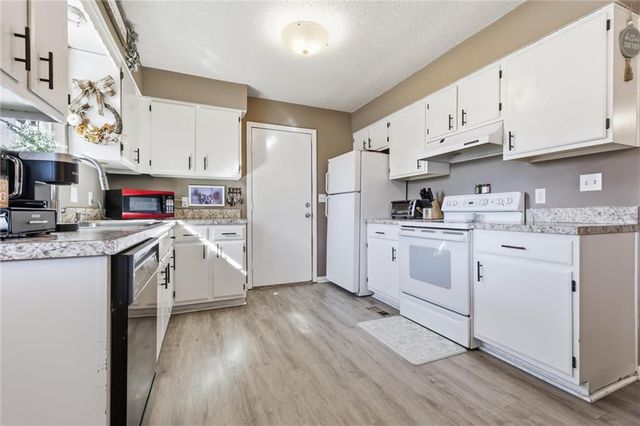 315 NE 4th Terrace, Oak Grove, MO 64075