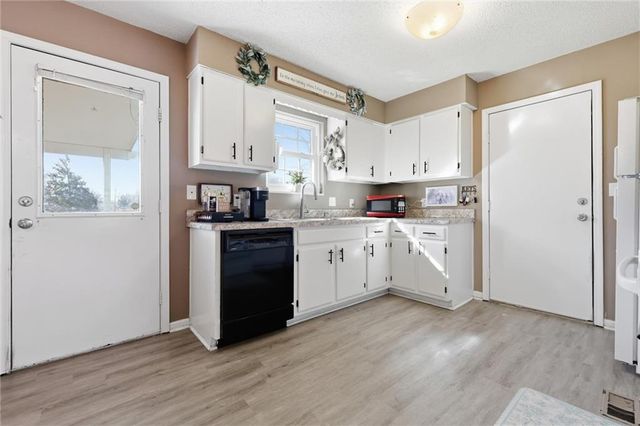 315 NE 4th Terrace, Oak Grove, MO 64075