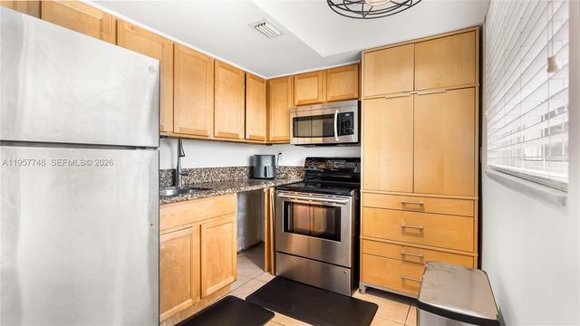 4081 NE 14th Ave, Oakland Park, FL 33334