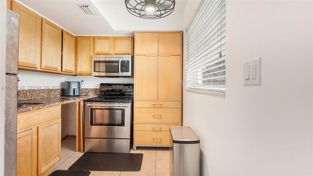 4081 NE 14th Ave, Oakland Park, FL 33334