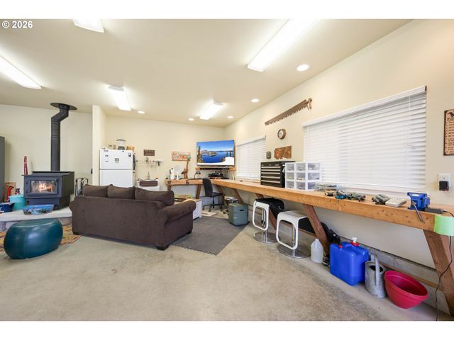 230 ANDERSON Ln, Roseburg, OR 97470