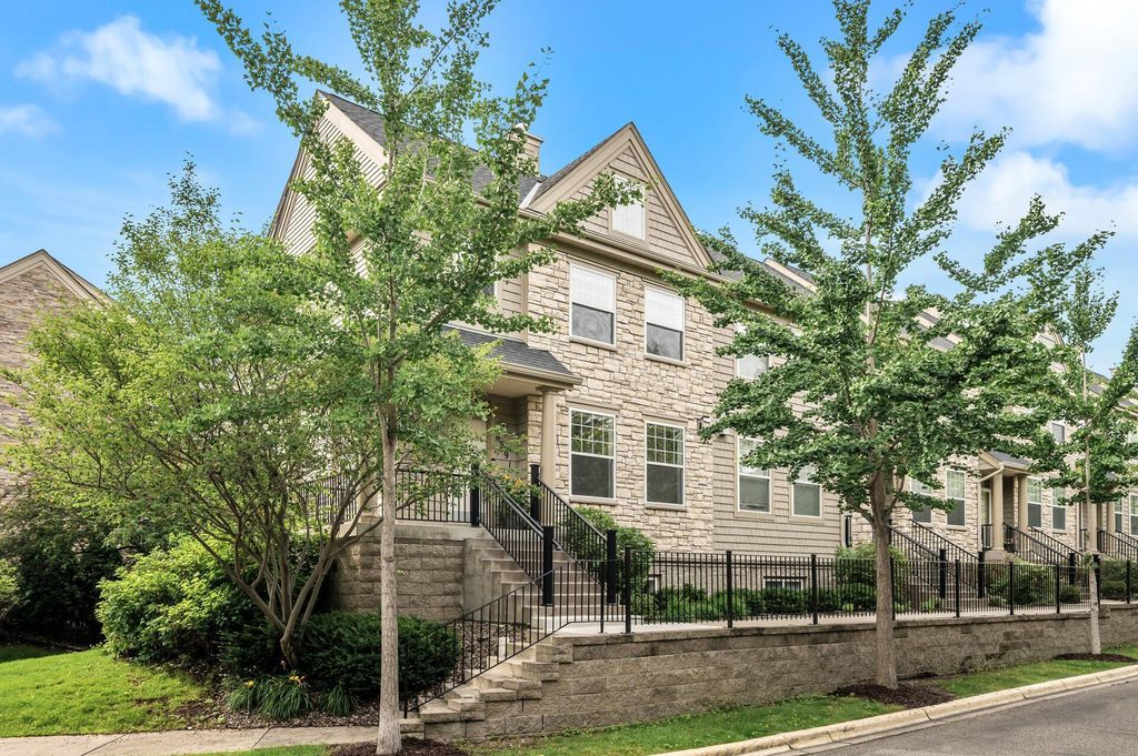 8291 Labont Way, Eden Prairie, MN 55344