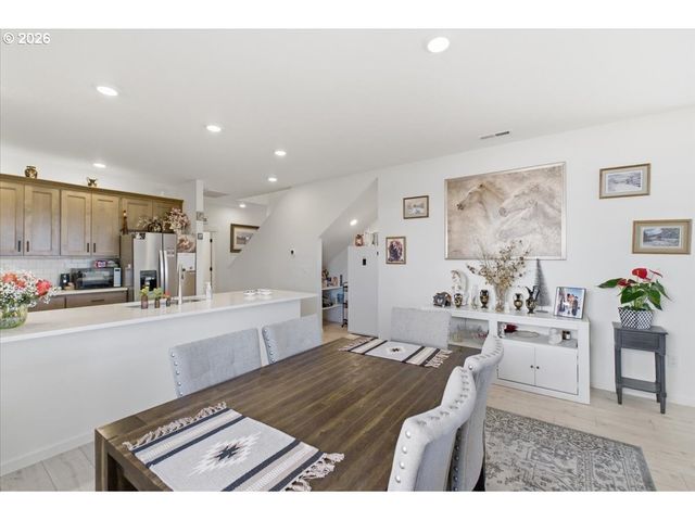 948 LAUREL Pl, Silverton, OR 97381