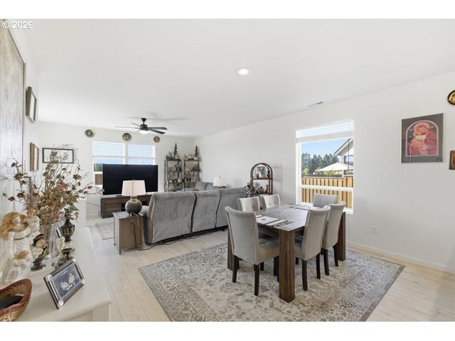 948 LAUREL Pl, Silverton, OR 97381