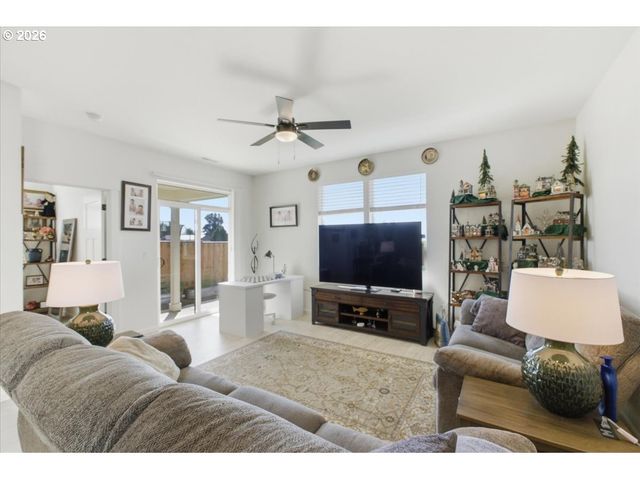 948 LAUREL Pl, Silverton, OR 97381