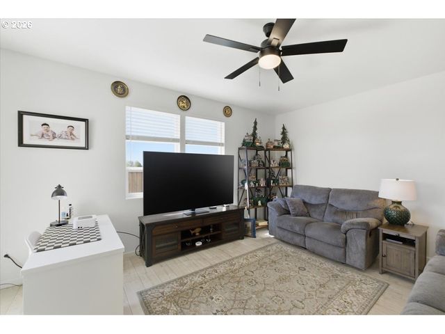 948 LAUREL Pl, Silverton, OR 97381