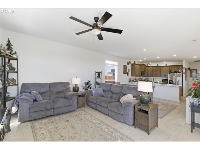 948 LAUREL Pl, Silverton, OR 97381