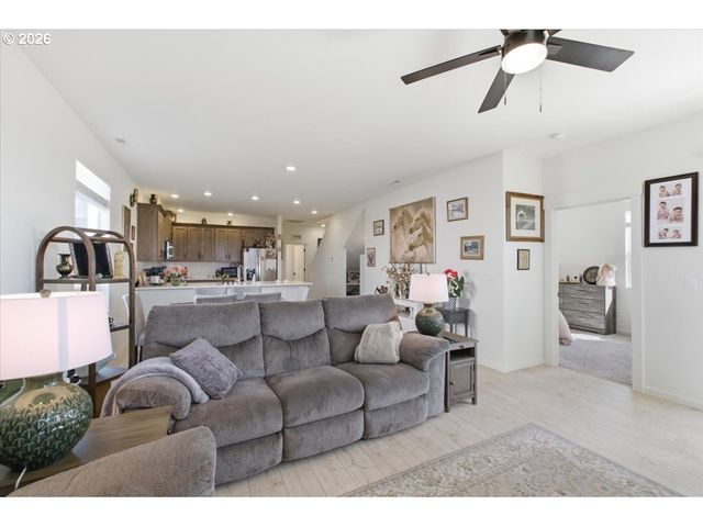 948 LAUREL Pl, Silverton, OR 97381