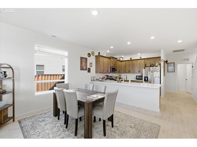 948 LAUREL Pl, Silverton, OR 97381
