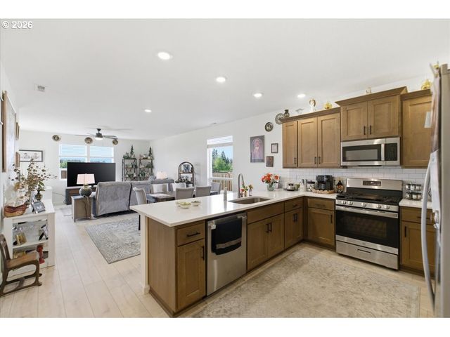 948 LAUREL Pl, Silverton, OR 97381