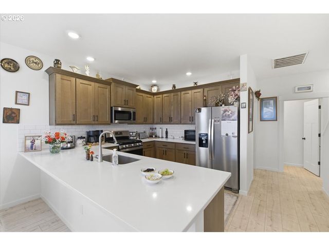 948 LAUREL Pl, Silverton, OR 97381