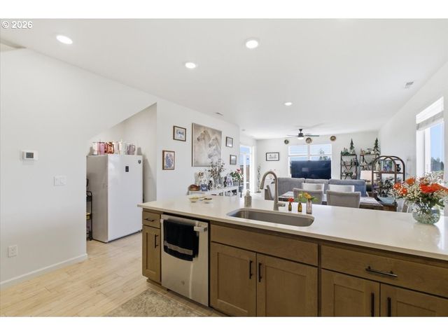 948 LAUREL Pl, Silverton, OR 97381
