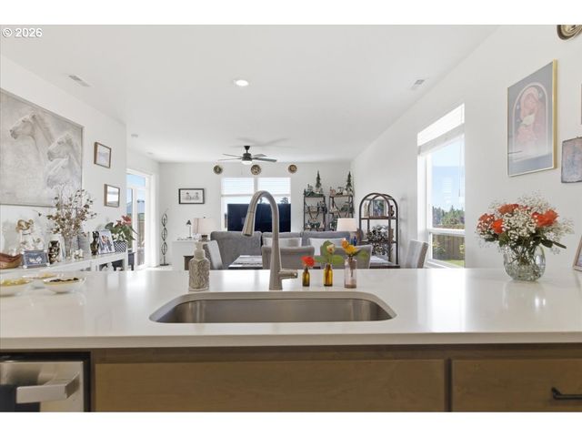 948 LAUREL Pl, Silverton, OR 97381