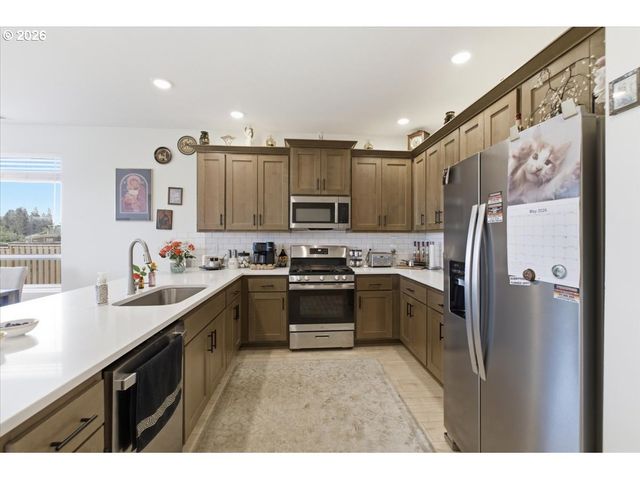 948 LAUREL Pl, Silverton, OR 97381