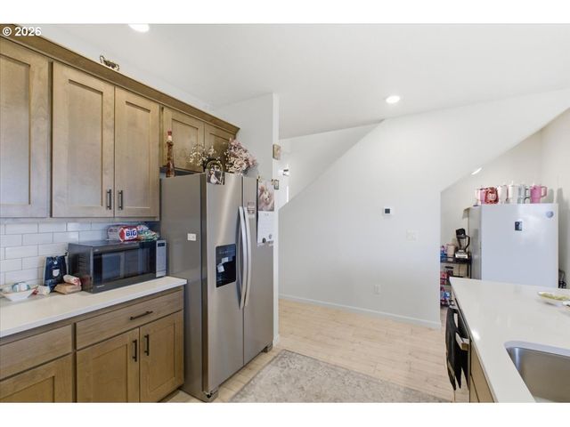 948 LAUREL Pl, Silverton, OR 97381