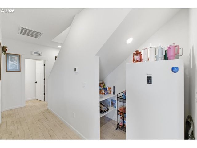 948 LAUREL Pl, Silverton, OR 97381