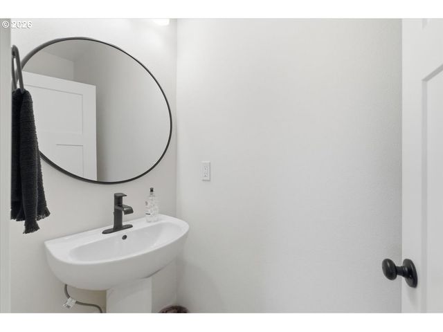 948 LAUREL Pl, Silverton, OR 97381