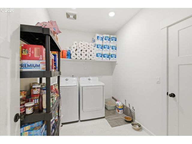 948 LAUREL Pl, Silverton, OR 97381