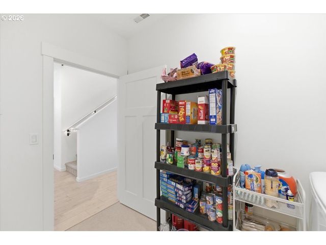 948 LAUREL Pl, Silverton, OR 97381