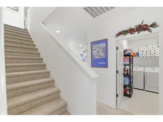 948 LAUREL Pl, Silverton, OR 97381