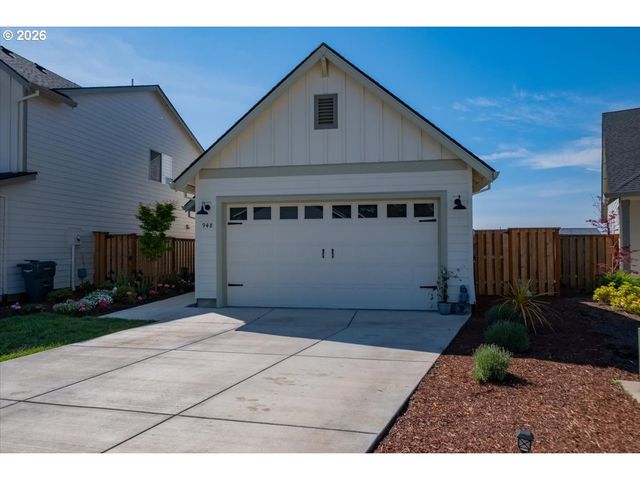 948 LAUREL Pl, Silverton, OR 97381