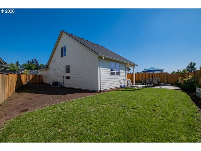 948 LAUREL Pl, Silverton, OR 97381