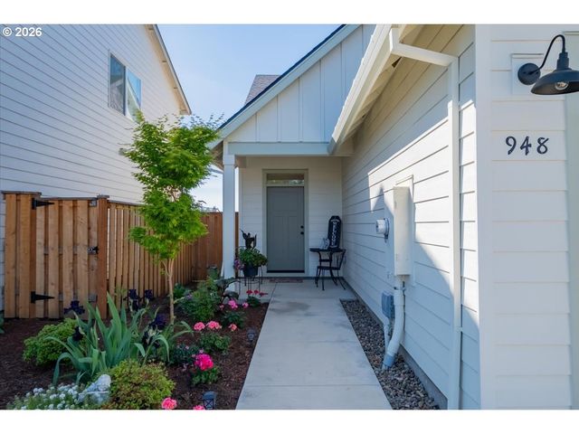 948 LAUREL Pl, Silverton, OR 97381