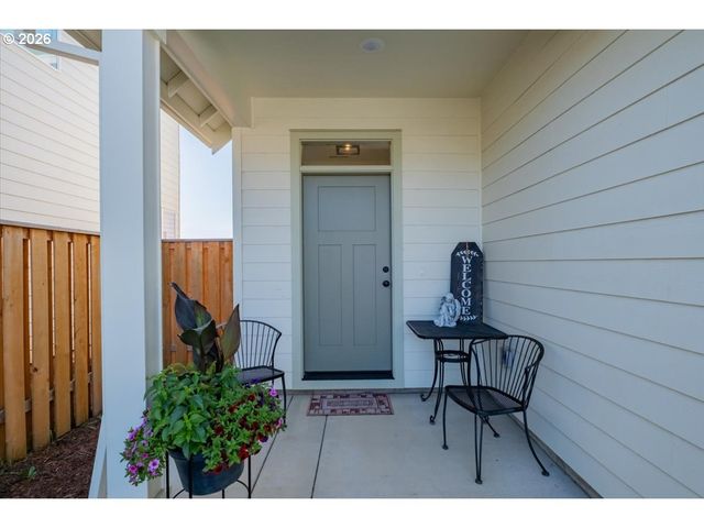 948 LAUREL Pl, Silverton, OR 97381