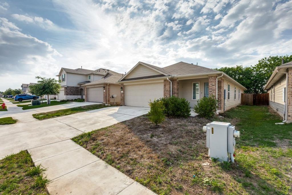 250 Granary DR, Kyle, TX 78640