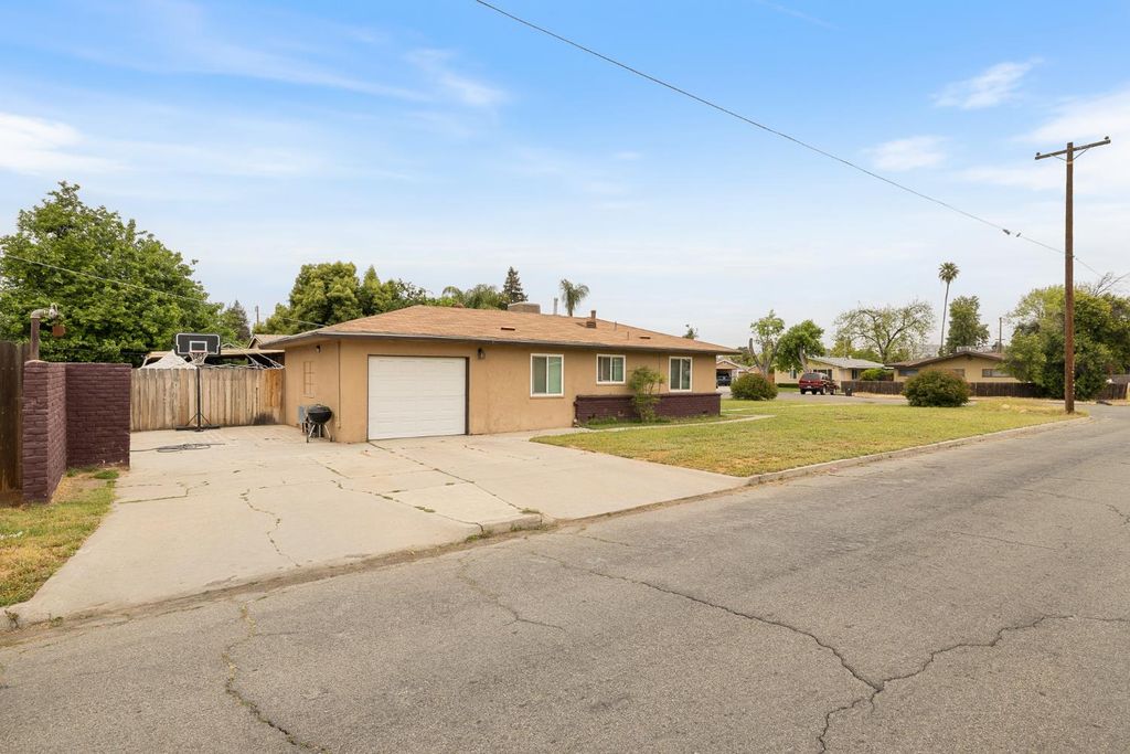 Image 2 of property listing at 4715 E Princeton Avenue, Fresno, CA 93703