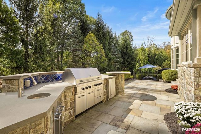 23 Hunter Ridge, Woodcliff Lake, NJ 07677