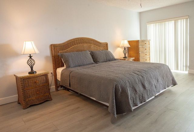 7564 BAYSHORE DRIVE 202, Treasure Island, FL 33706