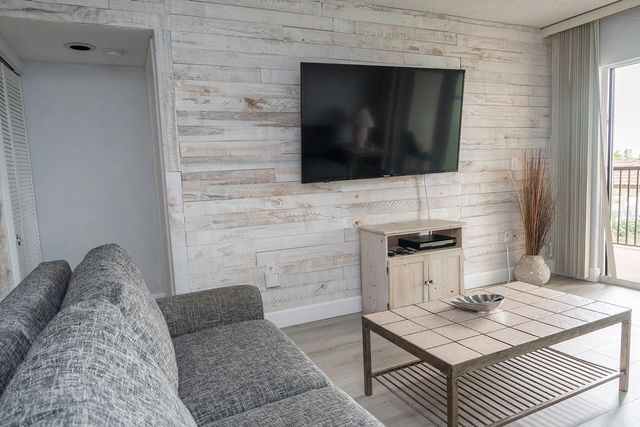 7564 BAYSHORE DRIVE 202, Treasure Island, FL 33706