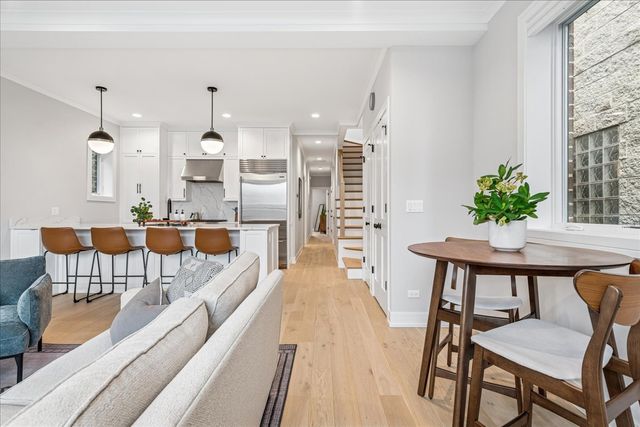 1922 W Belmont Avenue 3, Chicago, IL 60657